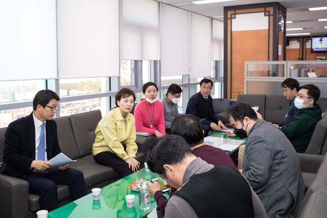 김현미 국토교통부 장관이 6일 오전 정부세종청사 국토교통부 기자실에서 간담회를 갖고 있다. ⓒ국토교통부