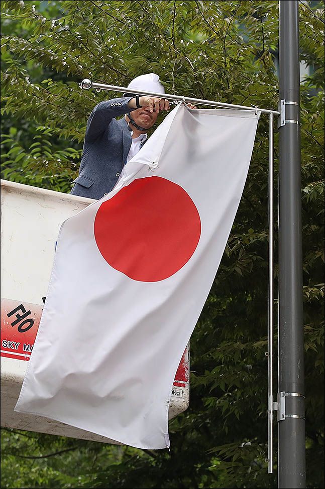 정부가 9일 0시부터 일본에 대한 사증면제조치와 이미 발급된 사증 효력을 정지한다. 사진은 2019년 8월 2일 오후 서울 강남구 테헤란로에 게양된 만국기 중 일장기를 화이트리스트 제외 조치에 대한 항의표시로 철거하고 있는 모습. ⓒ데일리안 류영주 기자