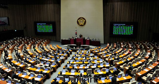 국회본청에서 열린 국회 본회의에서 법안들이 처리되고 있다(자료사진). ⓒ데일리안 홍금표 기자