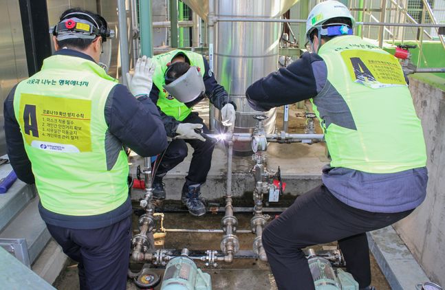 한국남부발전 안동발전본부 직원들이 원활한 전력공급을 위해 설비를 점검하고 있다.ⓒ한국남부발전