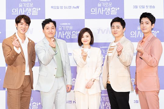 배우 유연석(왼쪽부터), 김대명, 전미도, 조정석, 정경호가  tvN 2020 목요스페셜 '슬기로운 의사생활' 제작발표회에서 포토타임을 갖고 있다. ⓒ tvN