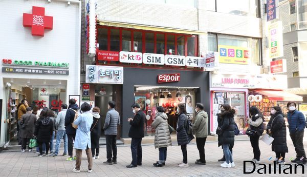 지난 6일 오전 서울 중구 명동의 한 약국에 공적마스크를 사려는 시민들이 줄을 서고 있다. ⓒ데일리안 류영주 기자