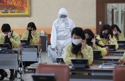 서울 구로 콜센터에서 발생한 ‘코로나19’ 집단 감염자 수가 하루만에 90명을 넘어서면서 ‘펜더믹(대유행)’ 공포가 금융권 전반으로 확산되고 있다. (자료사진) ⓒ연합뉴스