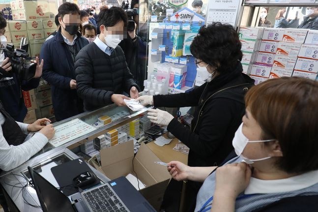 서울 종로구의 한 약국에서 시민들이 신분증을 보여준 뒤 마스크를 구매하고 있다.(자료사진) ⓒ데일리안 류영주 기자