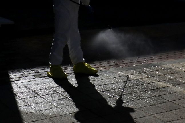 신종 코로나 바이러스(코로나19) 확산이 지속되고 있는 가운데 5일 오전 서울 서초구 한우리 정보문화센터 앞에서 방역작업자들이 방역 소독을 하고 있다. ⓒ데일리안 류영주 기자