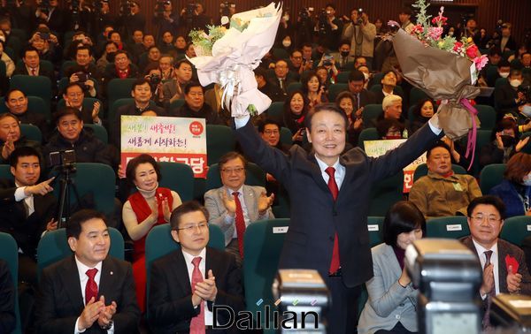 지난달 5일 오후 국회 도서관 대강당에서 열린 미래한국당 중앙당 창당대회에서 당대로 선출된 한선교 대표가 두 팔을 들어올려 인사하고 있다. ⓒ데일리안 박항구 기자