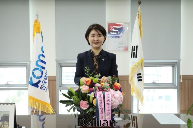 이연승 한국해양교통안전공단 이사장이 꽃 선물 릴레이에 동참해 구매한 꽃바구니와 함께 사진을 촬영하고 있다. ⓒ한국해양교통안전공단
