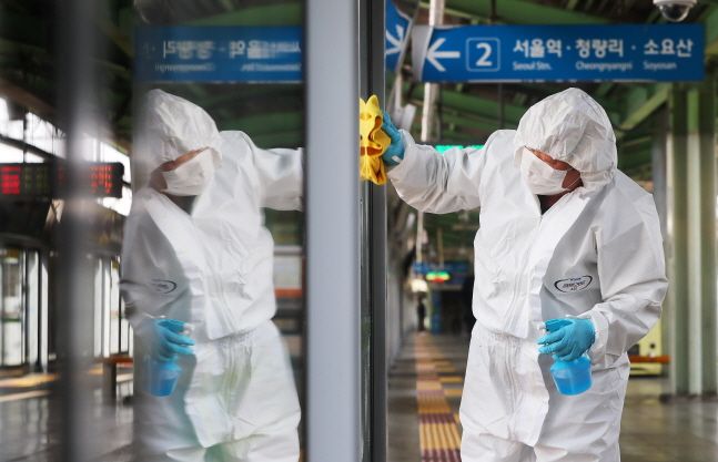 신종 코로나바이러스 집단감염 발생지인 콜센터 인근 서울 구로역에서 13일 관계자들이 방역을 하고 있다.ⓒ뉴시스