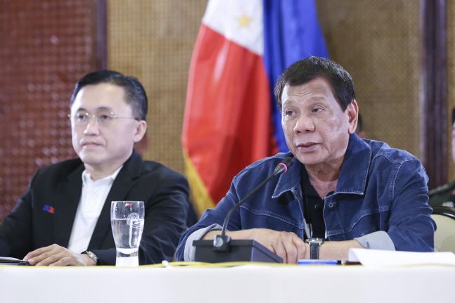 로드리고 두테르테 필리핀 대통령이 12일(현지시간) 마닐라 말라카냥 대통령궁에서 신종 코로나바이러스와 관련해 봉쇄령을 선포하고 있다.ⓒ뉴시스