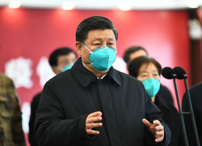 시진핑 중국 국가주석이 10일(현지시간) 중국 후베이성 우한의 훠선산 병원을 방문해 화상 통화를 하면서 신종 코로나바이러스 퇴치를 위해 애쓰는 의료진을 격려하고 있다.ⓒ뉴시스