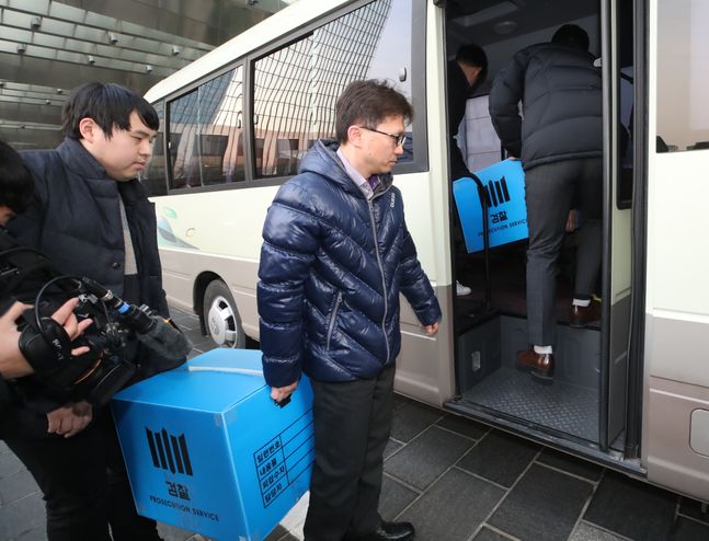 검찰이 2월 19일 오후 서울 여의도 라임자산운용 본사에서 압수수색을 마친 뒤 압수물을 차량에 싣고 있다.ⓒ뉴시스