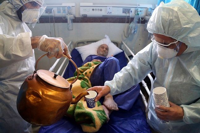 이란 테헤란의 한 병원에서 의료진이 신종 코로나바이러스 감염증(코로나19) 환자를 치료하고 있다.ⓒ뉴시스
