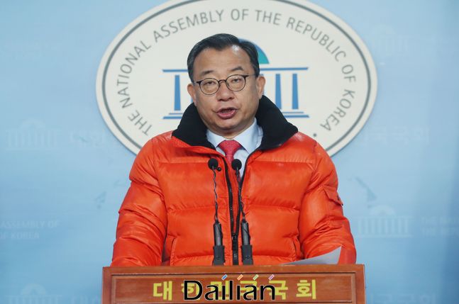 이정현 무소속 의원이 1일 서울 여의도 국회에서 제21대 총선 영등포을 출마선언을 하고 있다. ⓒ뉴시스