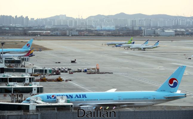 김포국제공항이 개항 40년 이래 처음으로 국제선 이용객 0명을 기록한 지난 12일 오후 서울 강서구 김포국제공항 국제선 청사에 항공기들이 멈춰서 있다. ⓒ뉴시스