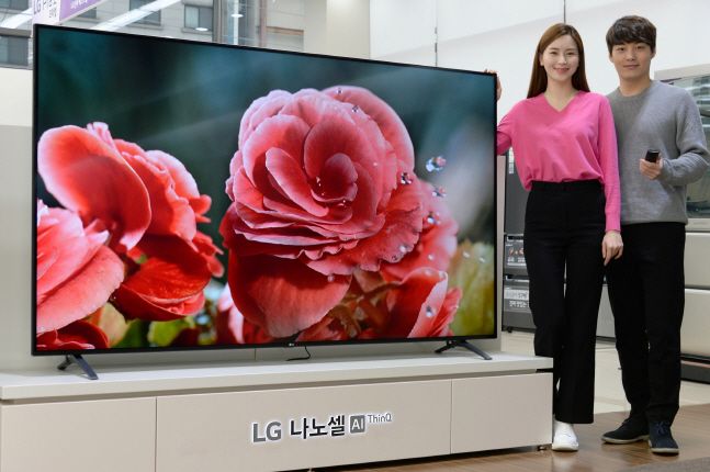LG전자 모델들이 지난 17일 서울 관악구 LG전자 베스트샵 봉천점에서 색 표현력을 높여주는 나노셀 기술이 적용된 2020년형 'LG 나노셀 AI 씽큐(ThinQ)' 신제품을 소개하고 있다.ⓒLG전자