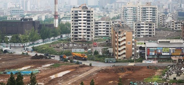 지난해 8월 철거가 한창인 서울 강동구 둔촌주공 아파트 모습.ⓒ연합뉴스