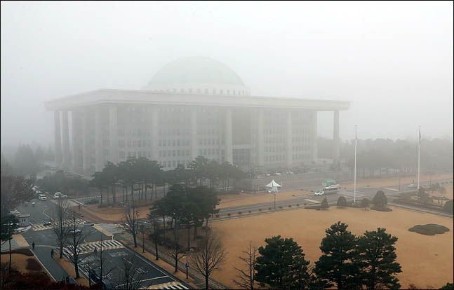 안개 속에 빠진 국회의사당 ⓒ데일리안 박항구 기자