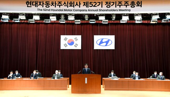 이원희 현대자동차 사장이 19일 서울 양재동 본사에서 열린 제52기 정기 주주총회에서 주주들에게 인사말을 하고 있다. ⓒ현대자동차