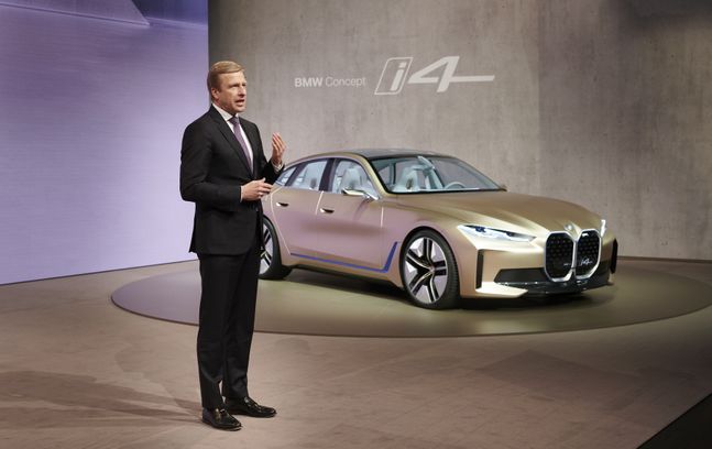 BMW 그룹 올리버 집세(Oliver Zipse) 회장이 BMW i4 콘셉트 앞에서 2019년 실적 및 미래 전략을 발표하고 있다.ⓒBMW 그룹 코리아