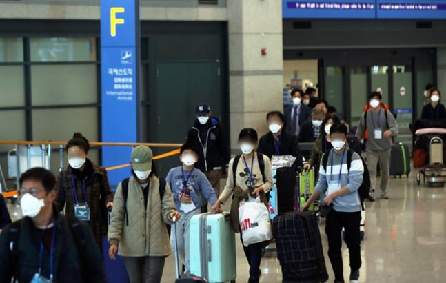 이란에 체류 중이었던 교민들이 특별입국 절차를 통해 19일 오후 인천국제공항으로 귀국하고 있다. 이번 항공편으로 귀국한 인원은 한국인 가족을 둔 이란인 포함 80여명이다.ⓒ뉴시스