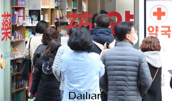 6일 오전 서울 중구 명동의 한 약국에 공적 마스크를 구매하려는 시민들이 줄을 서고 있다. ⓒ데일리안 류영주 기자