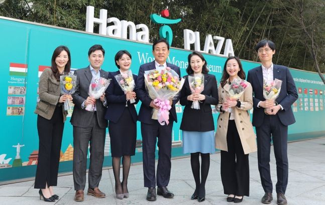 김정태 회장(왼쪽 네번째가운데)이 23일 하나금융그룹 명동 사옥에서 직원들에게 꽃을 선물하고 기념촬영을 하고 있다.ⓒ하나금융