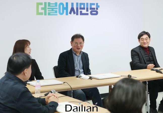 정도상 더불어시민당 공관위원장이 22일 서울 여의도 당사에서 열린 공천관리위원회의에 참석해 회의 시작 전 위원들과 대화하고 있다.(자료사진) ⓒ뉴시스