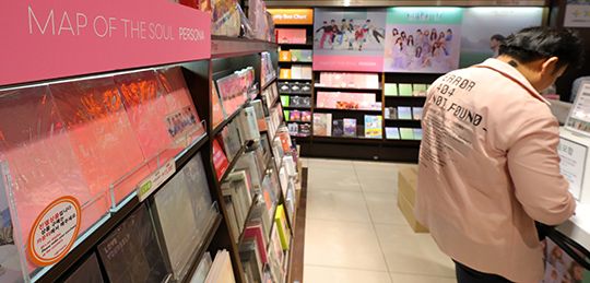 방탄소년단 등 글로벌무대에서 활약하는 아이돌그룹을 제외하면 CD와 LP 판매로 인한 수익을 기대하기 어려운 게 현실이다. ⓒ 뉴시스