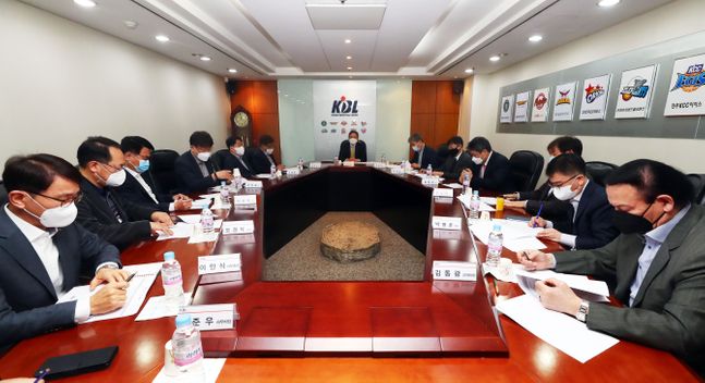 이정대 KBL 총재가 24일 오전 서울 강남구 KBL센터에서 제25기 제5차 이사회를 주재하고 있다. ⓒ KBL