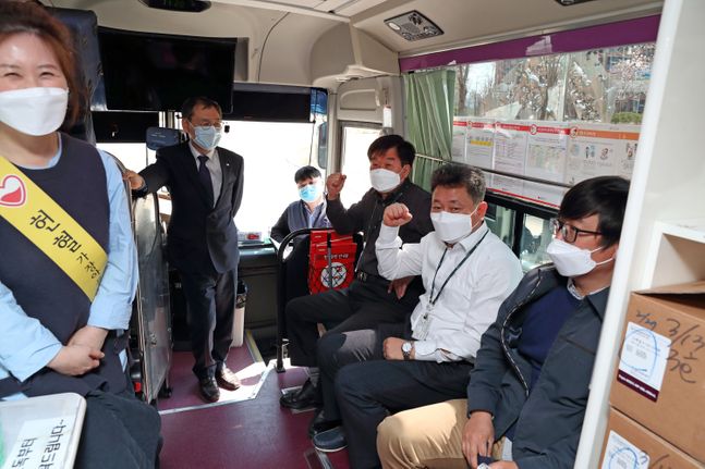 한국석유공사 임직원들 코로나19 위기 극복을 위해 단체헌혈에 나선 모습.ⓒ한국석유공사
