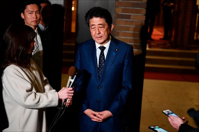 24일 IOC 바흐 위원장과 전화 회담 후 인터뷰하는 일본 아베 총리. ⓒ 뉴시스