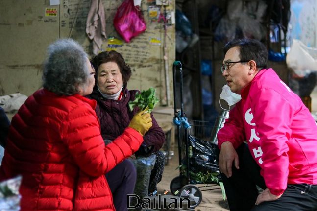 지난 21일 당감시장을 방문해 부산진갑 주민들과 이야기를 나누고 있는 서병수 전 부산시장ⓒ서 전 시장 측 제공