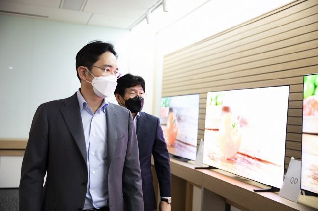 이재용 삼성전자 부회장이 지난 19일 충남 아산 삼성디스플레이 아산사업장에서 회사 관계자들과 함께 제품을 살펴보고 있다.ⓒ삼성전자