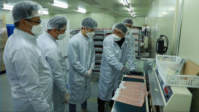 섬성 직원들이 대전광역시 유성구에 있는 마스크 제조기업 레스텍에 파견돼 생산 기술을 전수하고 있다.ⓒ삼성전자 뉴스룸