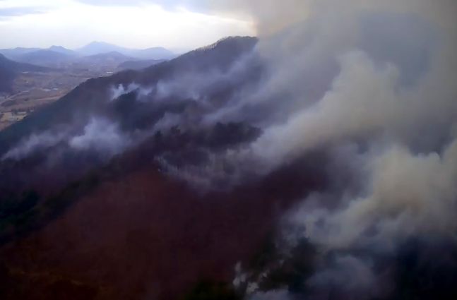 26일 오후 강원 철원군 문혜리 야산에서 산불이 발생해 연기가 피어오르고 있다. ⓒ뉴시스