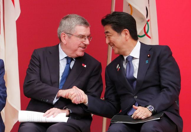 토마스 바흐 IOC 위원장과 아베 신조 총리. ⓒ 뉴시스