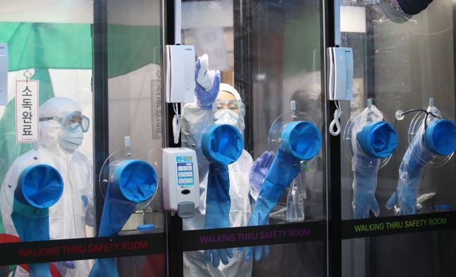 서울 관악구 에이치플러스 양지병원에서 의료진들이 공중전화 박스 형태의 코로나19 감염 안전 진료 부스를 이용해 검사 대상자를 검진하고 있다.ⓒ데일리안 류영주 기자