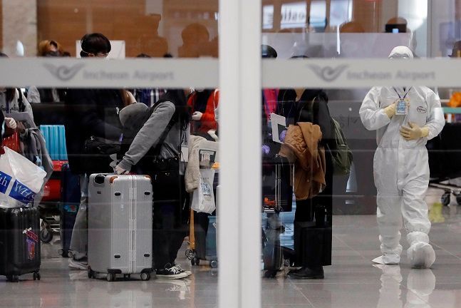 인천국제공항에서 코로나19 유증상을 보인 해외 입국자들이 격리 시설로 이동하기 위해 모여 있다.ⓒ뉴시스