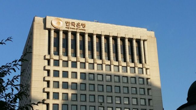 한국은행 임원들이 신종 코로나바이러스 확산에 따른 국민 고통을 분담하기 위해 4개월 동안 급여의 30%를 반납하기로 했다.ⓒ뉴시스