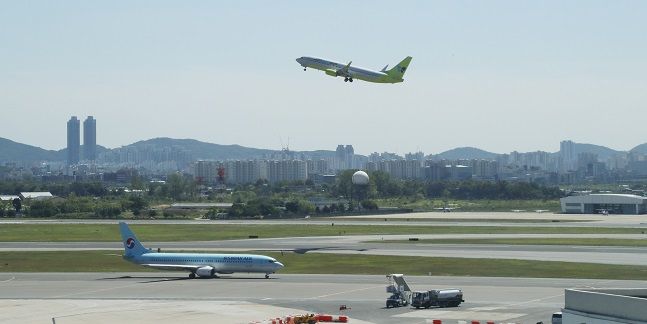 진에어 소속 항공기가 서울 강서구 김포공항 활주로를 이륙하고 있다.ⓒ뉴시스