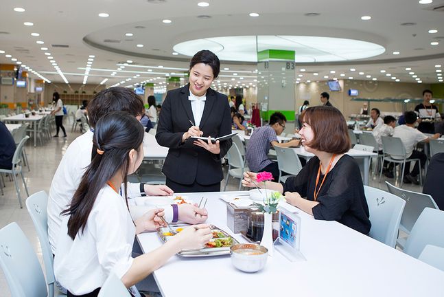 서울의 한 기업 구내식당에서 영양사가 메뉴에 대한 고객 의견을 청취하고 있다. ⓒ아워홈