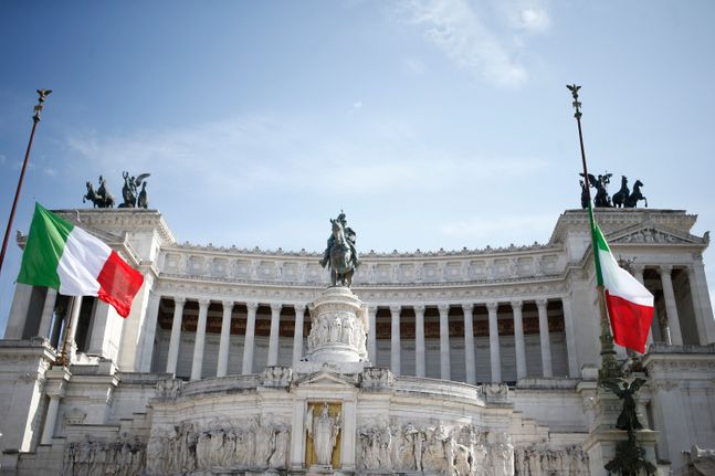 31일(현지시간) 이탈리아 로마의 한 무명군사 기념비에 이탈리아 국기가 걸려져있다. 이탈리아 전국 관청 등은 이날 정오 일제히 국기를 게양해 신종 코로나 바이러스 감염증(코로나19) 희생자에 대해 1분간 묵념하며 애도했다.ⓒAP/뉴시스