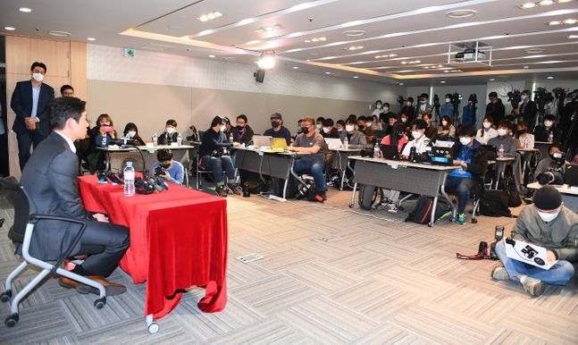 1일 서울 강남구 KBL센터에서 열린 공식 은퇴 기자회견에 취재진들이 몰려있다. ⓒ KBL