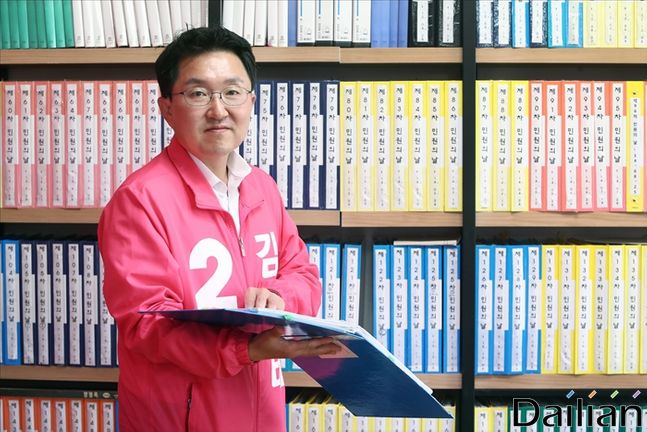 양천을 국회의원 재직시 받았던 민원들을 다시 살펴보는 김용태 후보 ⓒ데일리안 홍금표 기자