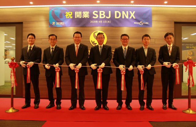 1일 일본 도쿄 SBJ본점에서 진행된 ‘SBJ DNX 출범식’에서 토미야 세이이치로(왼쪽 네번째)SBJ은행 사장과 전필환(왼쪽 세번째) SBJ은행 부사장 등이 출범을 축하하며 테이프커팅을 하고 있다. 사진 = 신한은행