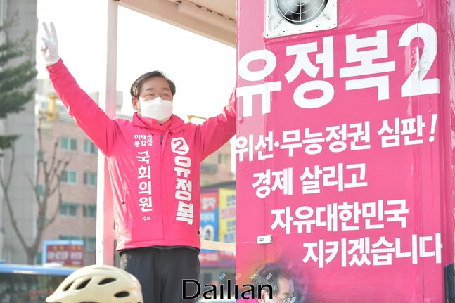인천의 정치 1번지' 남동구갑에 출사표를 던진 미래통합당 유정복 후보가 2일 거리유세를 하고 있다. ⓒ유정복 캠프 제공