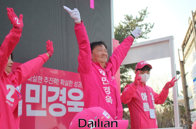 미래통합당 민경욱 국회의원이 2일 인천 연수구 동막역 사거리에서 출정식을 열고 지지를 호소하고 있다. ⓒ민경욱 캠프 제공