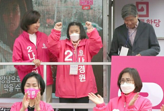 4.15 총선 공식 선거운동이 시작된 2일 오후 동작을에 출마한 나경원 미래통합당 후보가 서울 동작구 태평백화점 인근에서 가족들을 소개하고 있다. ⓒ뉴시스
