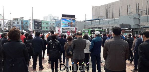 인천 동구 시민들이 2일 동인천역에서 열린 전희경 미래통합당 의원의 출정식을 지켜보고 있다. ⓒ전희경 캠프 제공