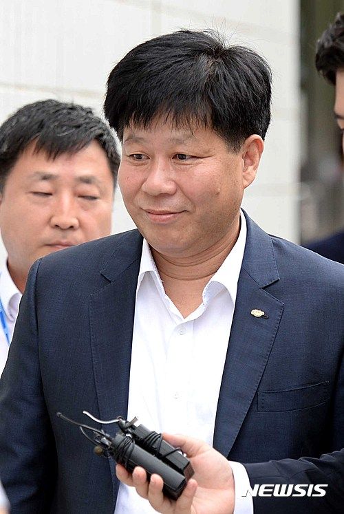 불법 투자금 7천억 원을 끌어모았다가 기소된 이철 밸류인베스트코리아(VIK) 대표가 지난 2016년 9월 12일 영장실질심사를 받기 위해 서울 남부지방법원으로 들어서고 있다.ⓒ뉴시스